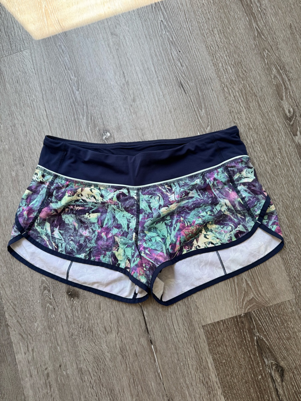 Lululemon Speed Running Shorts Size 8 Navy Abstract Print Zip Pocket